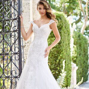 SAMPLE  BACKLESS White Lace  Wedding Dress, Plunging  Sweetheart, Gorgeous Train
